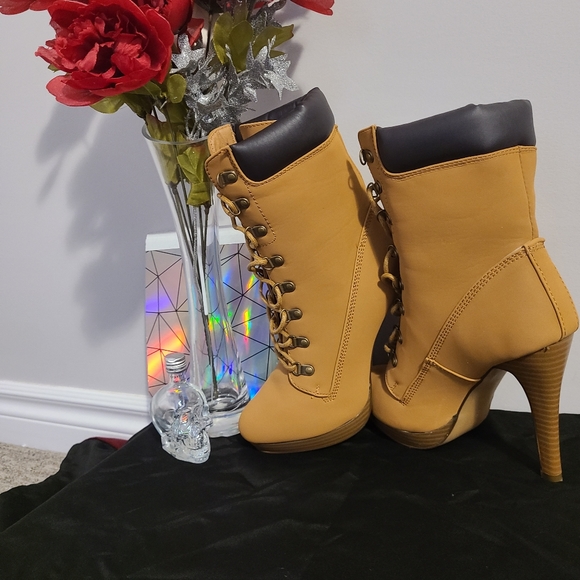 Tan boots - Picture 2 of 3